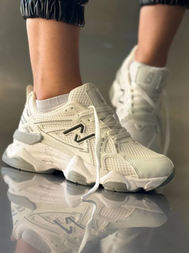 فروش ویژه کفش کتونی اسپرت زنانه دخترانه مدل نیوبالانس در رنگ بندی متنوع رنگ سفید طوسی فوق العاده شیک