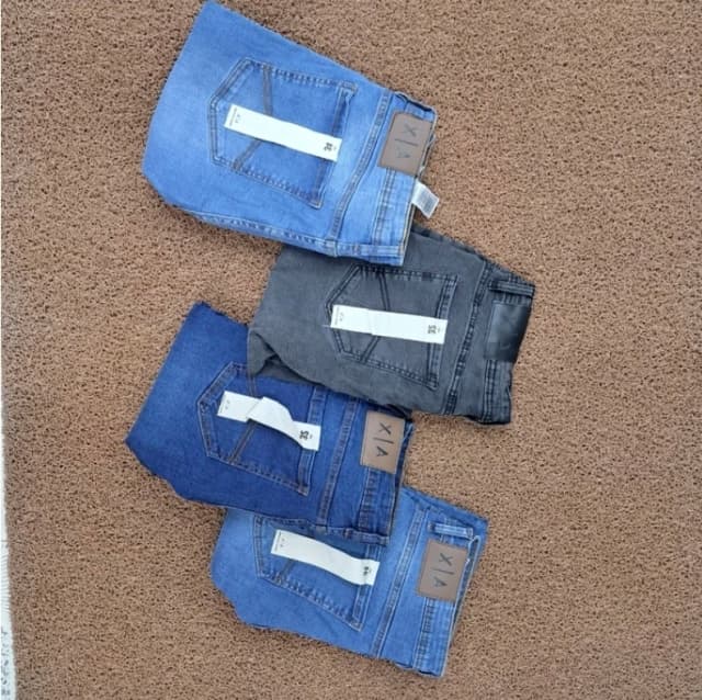 شلوار جین (لی) راسته مردانه اورجینال برند آرمانی armani تنوع در 4رنگ آبی روشن آبی تیره آبی میانه و زغالی  سایزبندی کامل فروش بصورت عمده و تک