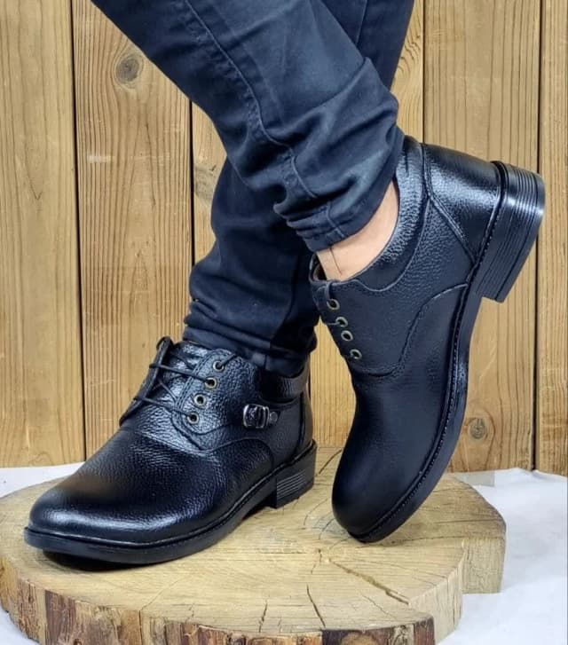 حراج کفش نیم بوت مردانه پسرانه  چرم طبیعی  رنگ مشکی  فوق العاده خوش فرم و خوش پا با ارسال رایگان