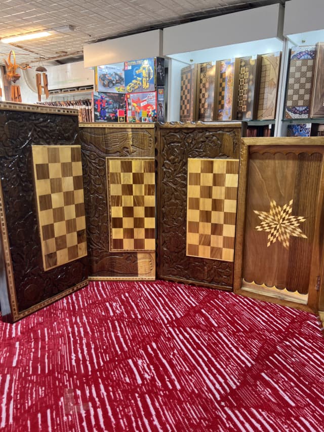 تخته نرد و شطرنج ارومیه چوب راشو گردو منبت و معرق دست طرح گلو بوته