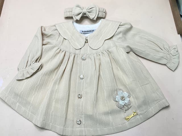 پیراهن آستین بلند دخترانه رنگ کرم همراه هدبند طرح گل برجسته