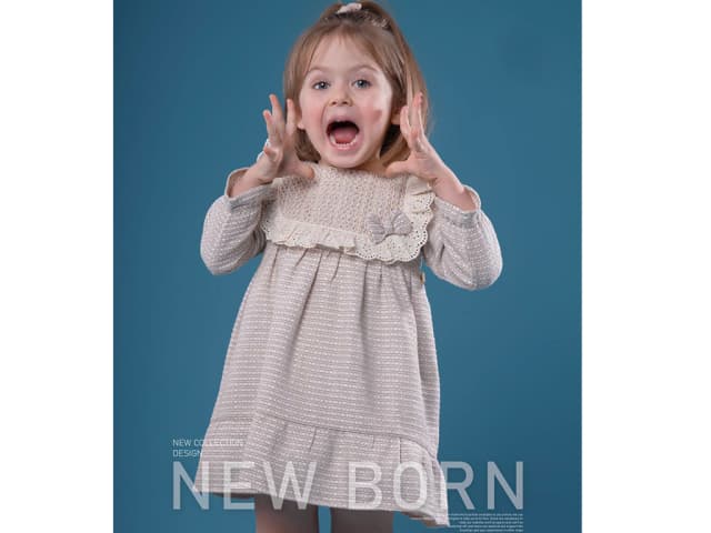 پیراهن آستین بلند نوزاد و کودک دخترانه رنگ کرم روشن با طرح بافت جلو سینه