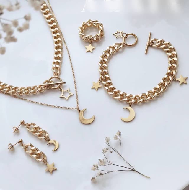 سرویس کامل زنانه کارتیر طلایی با آویز ماه و ستاره 220250300