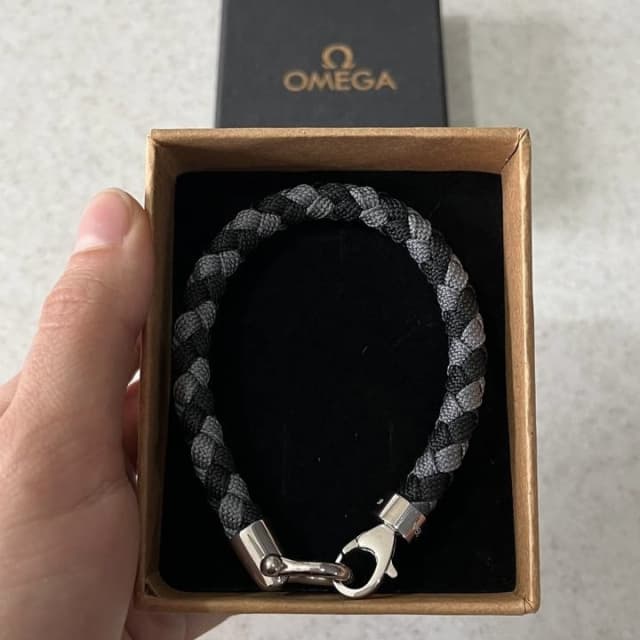 دستبند امگا کنفی راه راه مشکی طوسی