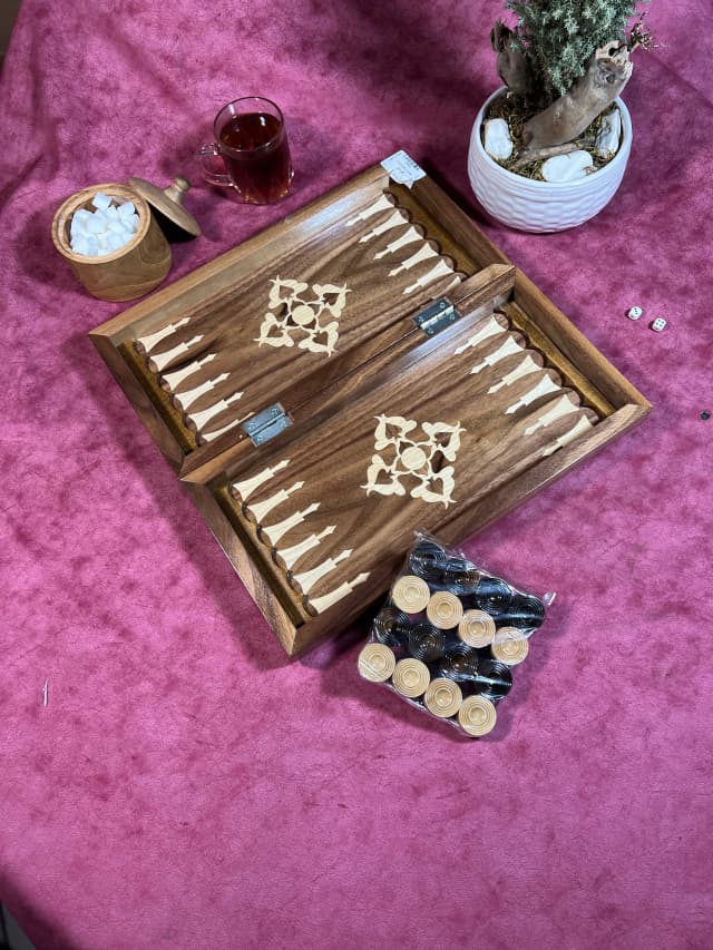 تخته نرد و شطرنج مسافرتی روکش گردو معرق دست پلی استر خورده ساده و شیک