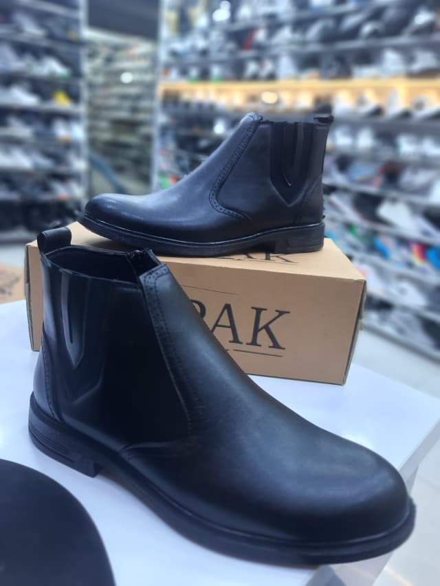 نیم بوت مردانه چرمی واکس خور مشکی بغل زیپی برند PAPINUS